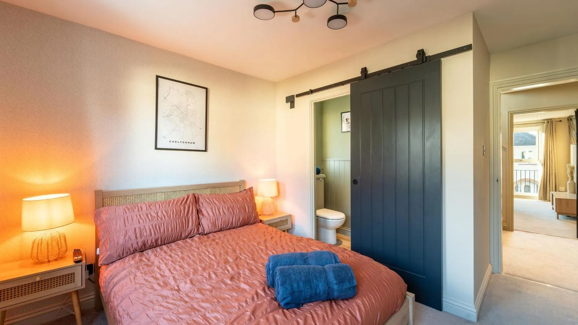 Holiday home Spacious Town House Sleeps 8, Bath Road Cheltenham