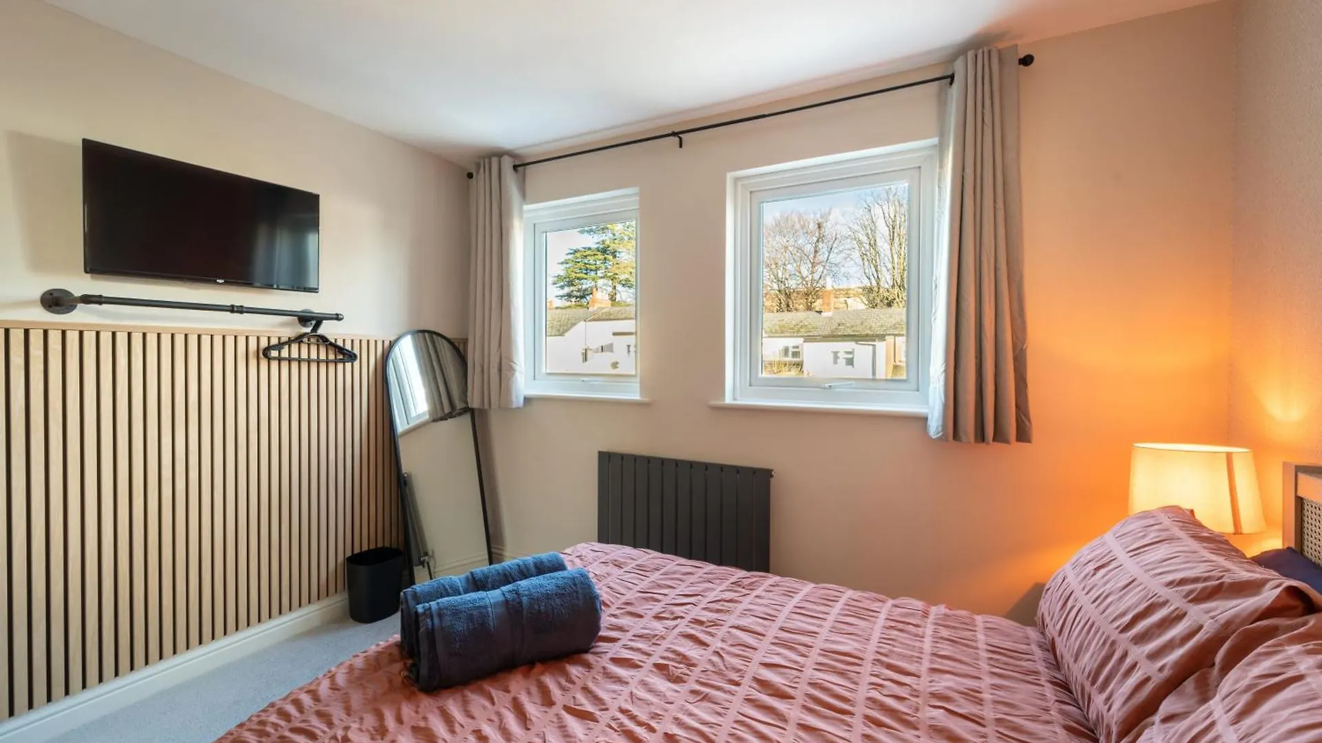 Spacious Town House Sleeps 8, Bath Road Cheltenham 0*,  United Kingdom