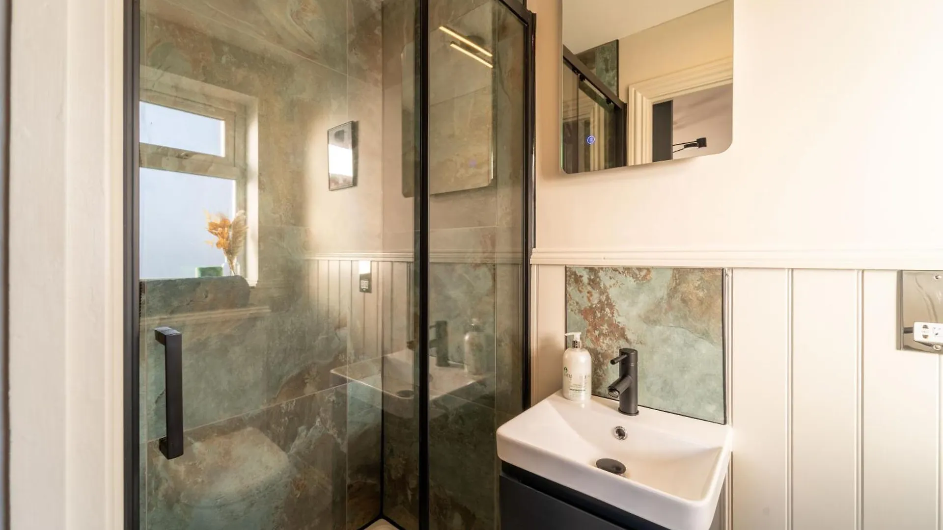 Spacious Town House Sleeps 8, Bath Road Cheltenham 0*,  United Kingdom