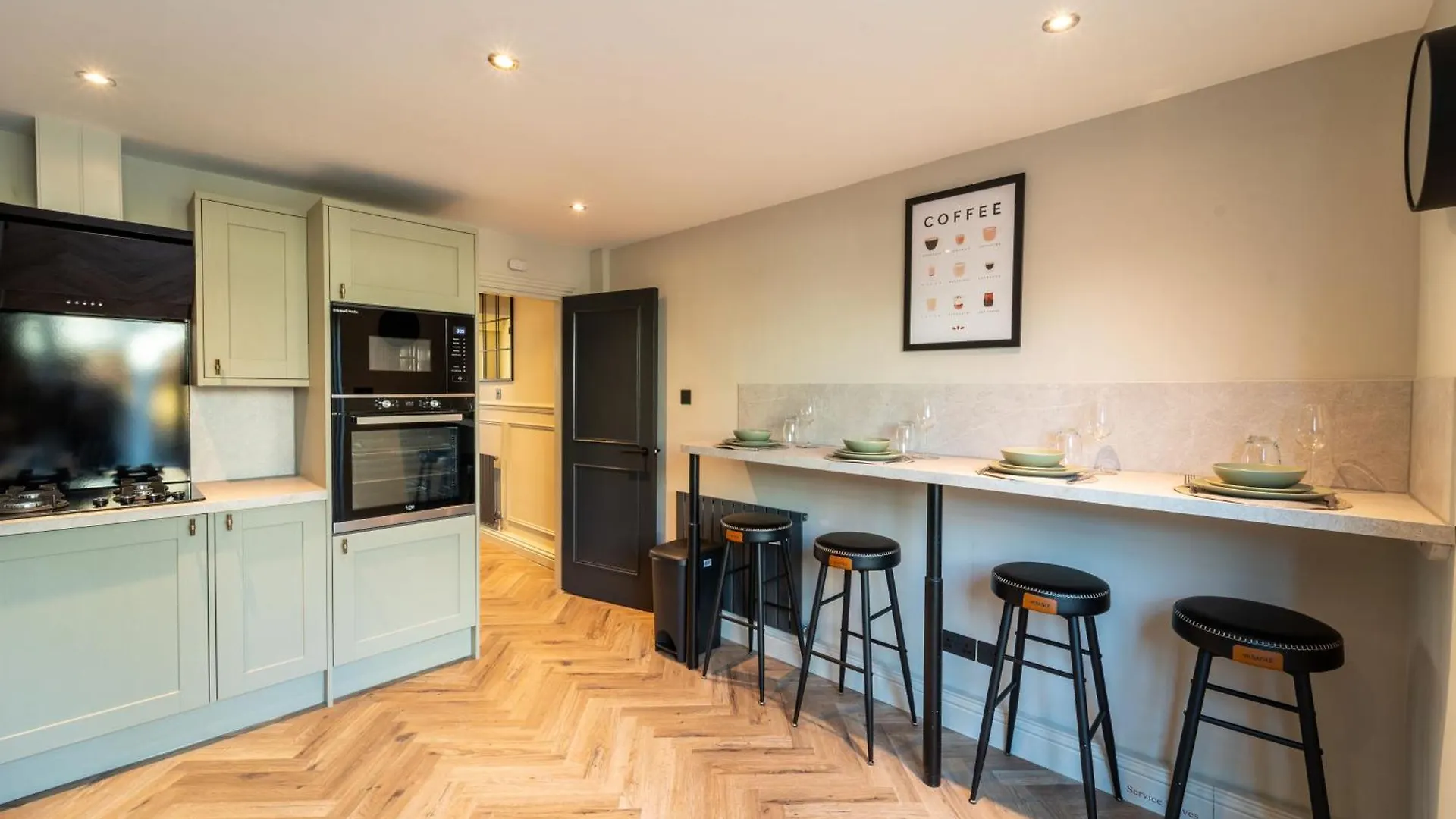 Spacious Town House Sleeps 8, Bath Road Cheltenham 0*,  United Kingdom