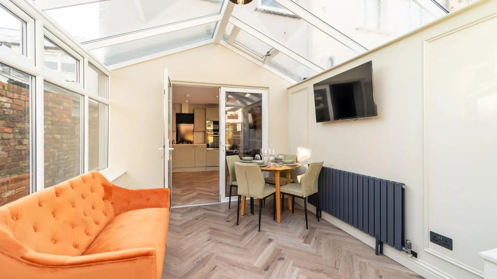 Holiday home Spacious Town House Sleeps 8, Bath Road Cheltenham