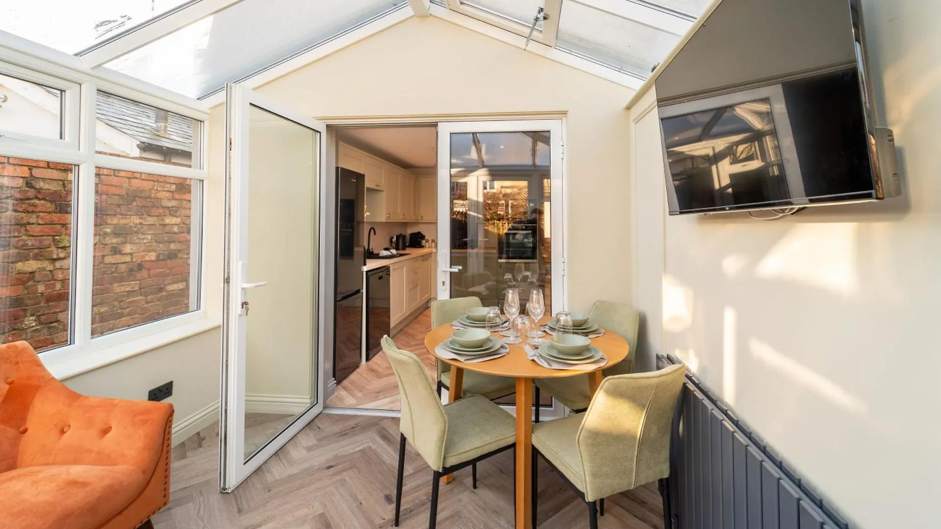 Spacious Town House Sleeps 8, Bath Road Cheltenham 0*,