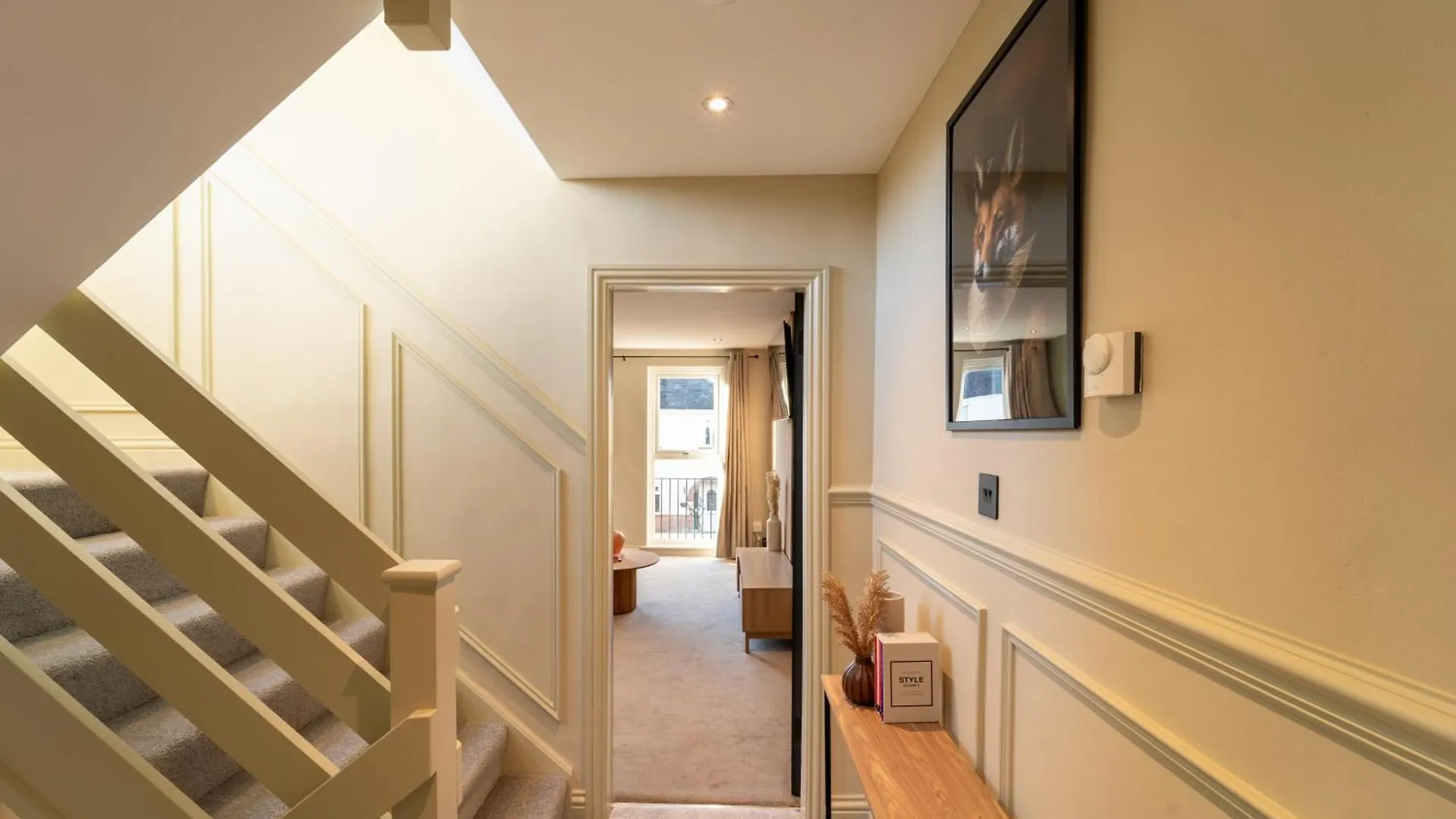 Spacious Town House Sleeps 8, Bath Road 첼튼엄 펜션