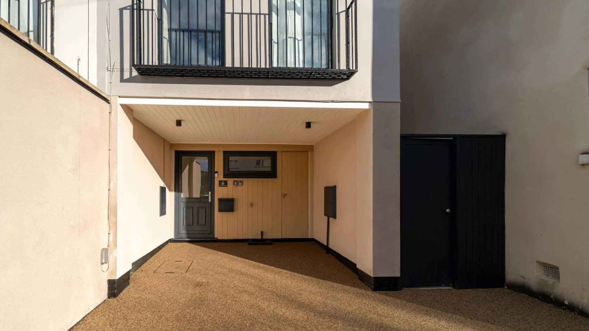 Spacious Town House Sleeps 8, Bath Road 첼튼엄 0*,  영국
