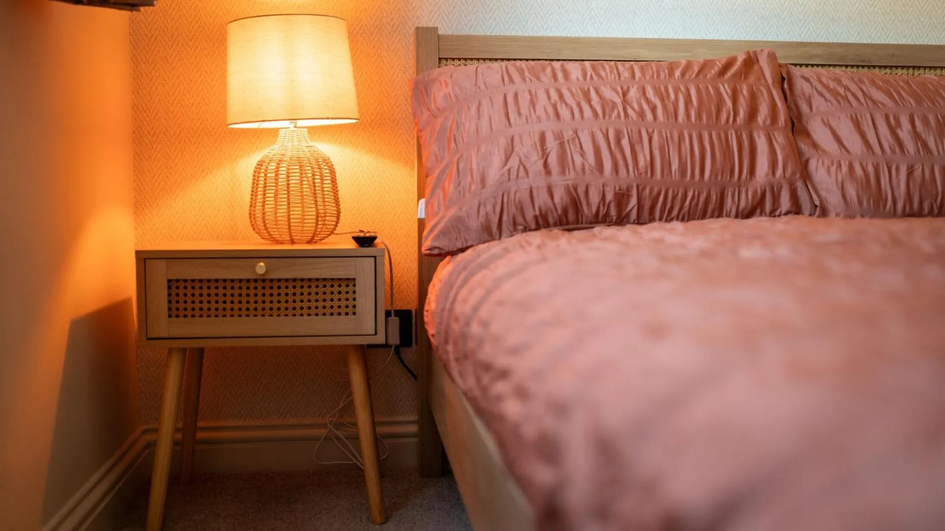 Spacious Town House Sleeps 8, Bath Road 첼튼엄