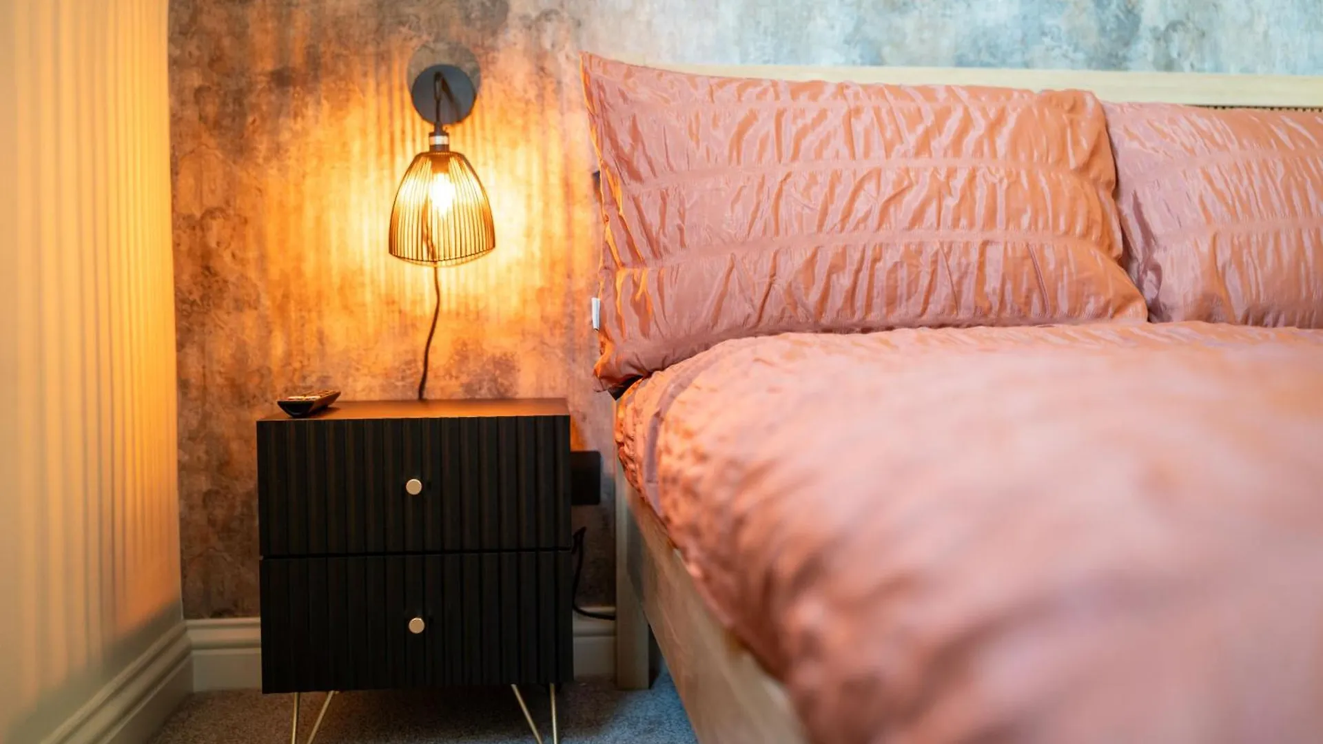 Spacious Town House Sleeps 8, Bath Road 첼튼엄 펜션
