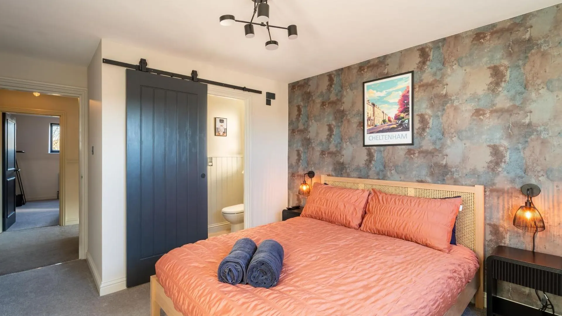 Spacious Town House Sleeps 8, Bath Road 첼튼엄 펜션