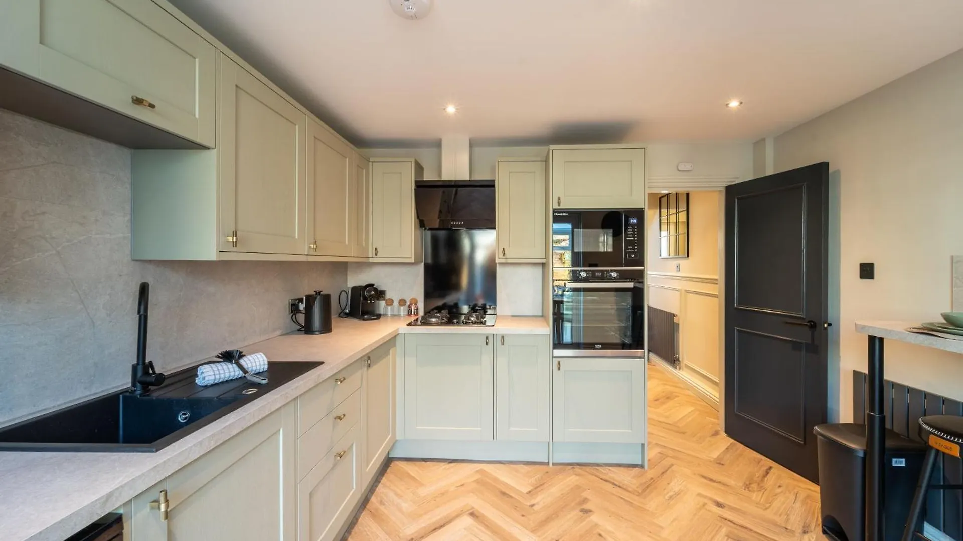 Spacious Town House Sleeps 8, Bath Road 첼튼엄 0*,