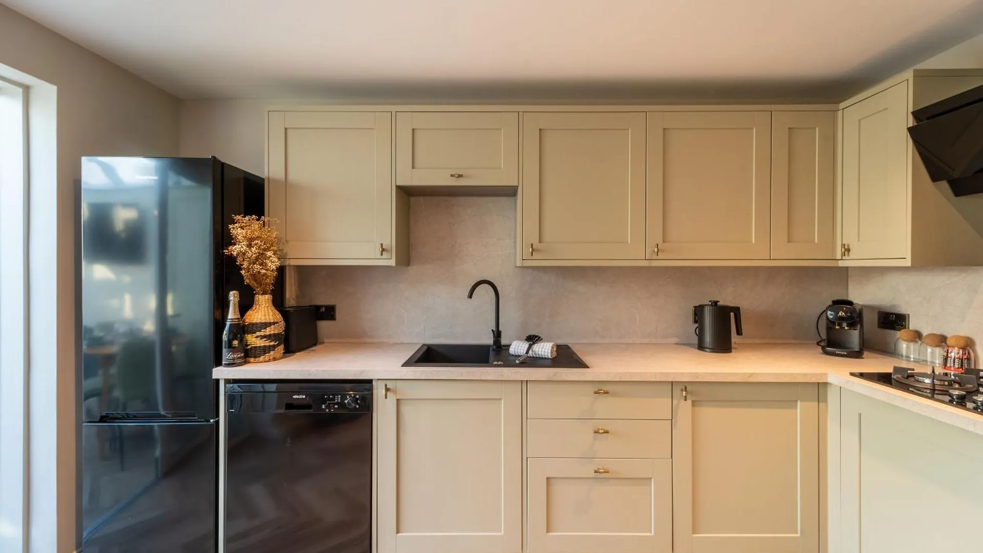 Spacious Town House Sleeps 8, Bath Road 첼튼엄