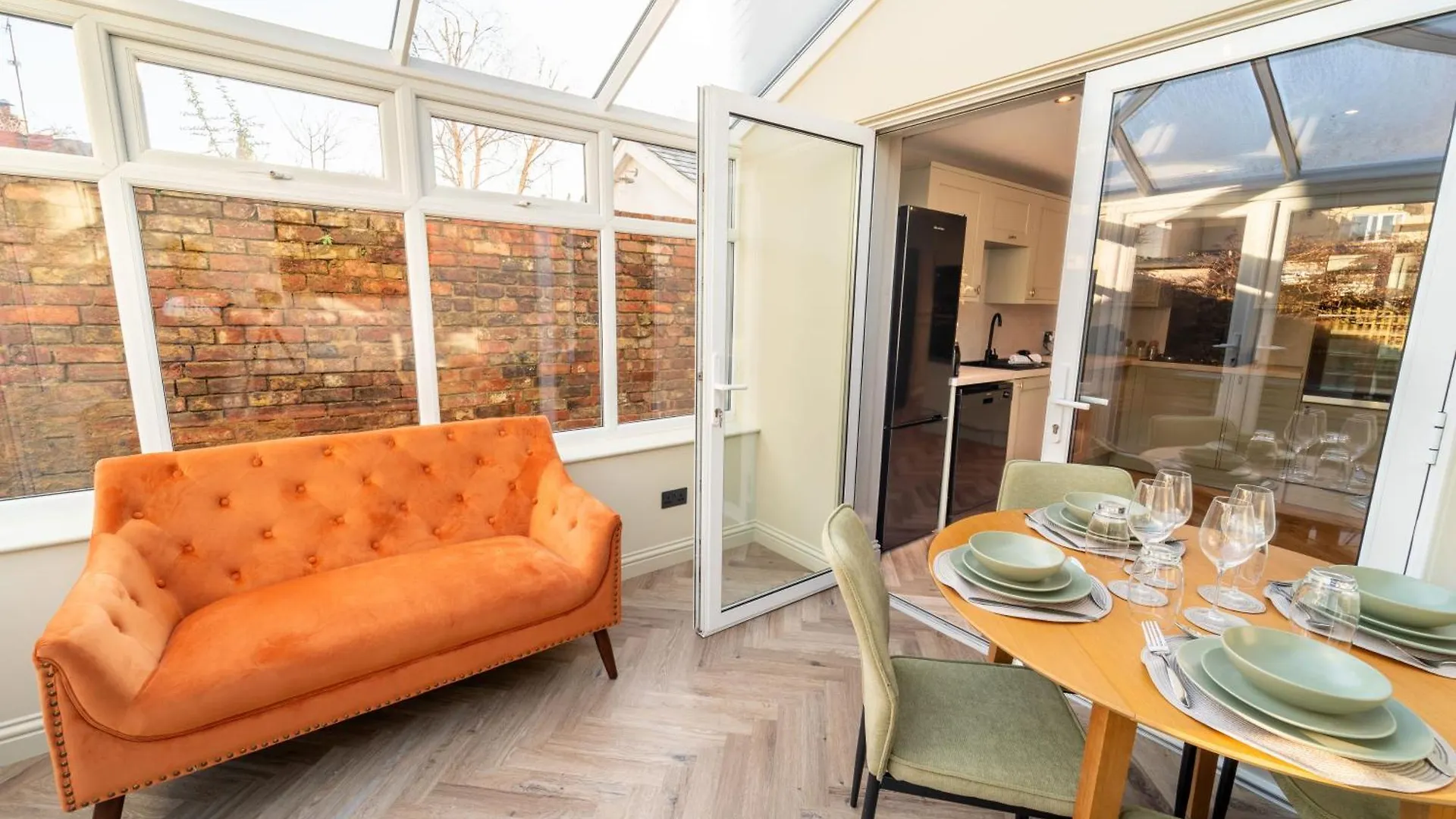 Spacious Town House Sleeps 8, Bath Road 첼튼엄